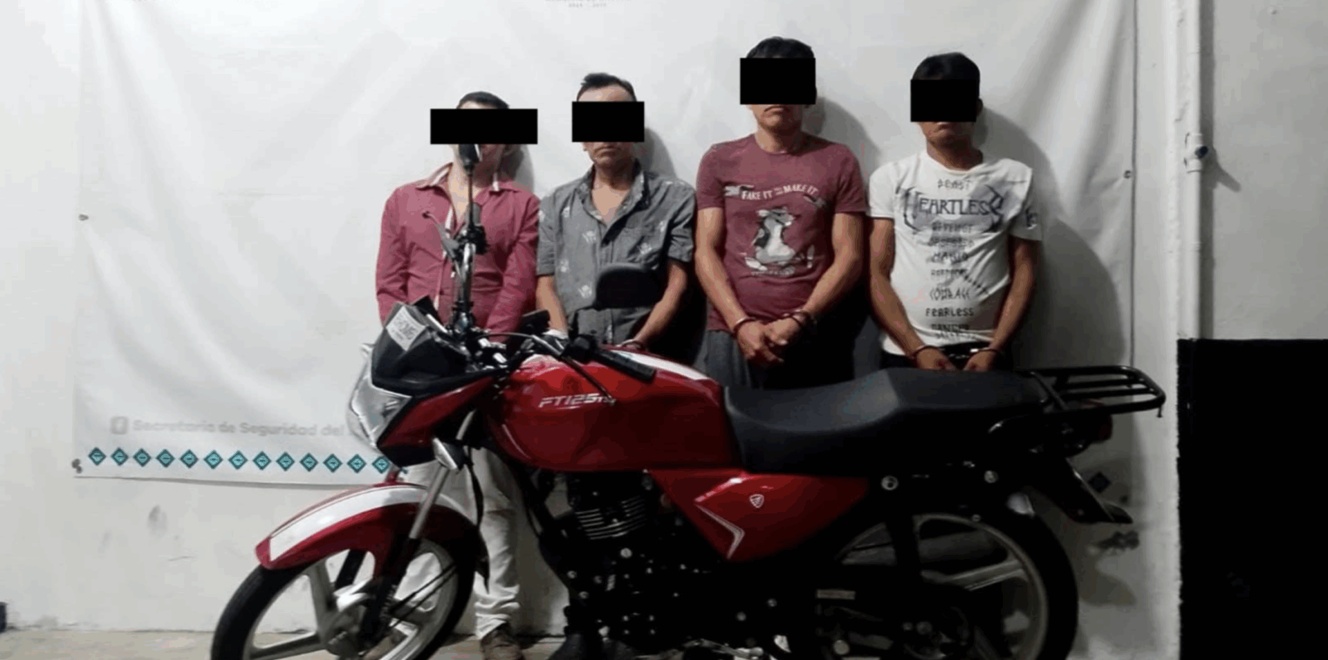 Detención de presuntos narcomenudistas en Cacahoatán con motocicleta asegurada.